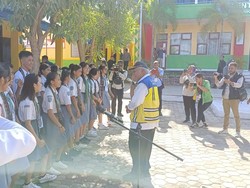 Temani Jokowi ke SMKN 5 Kota Kupang, Menteri Basuki Sempatkan Joget-Nyanyi