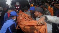 Momen Evakuasi Jenazah di Gunung Marapi, 23 Pendaki Tewas