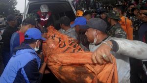 Momen Evakuasi Jenazah di Gunung Marapi, 23 Pendaki Tewas