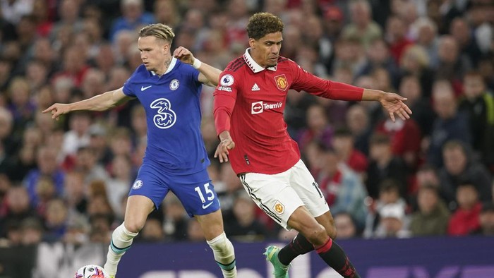 Chelseas Mykhailo Mudryk, left, challenges for the ball with Manchester Uniteds Raphael Varane during the English Premier League soccer match between Manchester United and Chelsea at the Old Trafford stadium in Manchester, England, Thursday, May 25, 2023. (AP Photo/Dave Thompson)
