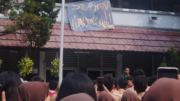 Murid-murid SMAN 5 Kota Bekasi demo di lapangan sekolah. Pihak sekolah menyebut para murid bersemangat ingin classmeeting, Rabu (6/12/2023).