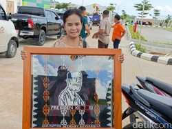 Penenun Motif Wajah Jokowi Kecewa Tak Bisa Ketemu Presiden di Kupang