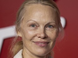 Pamela Anderson Menolak Makeup & DIY Skincare, Buat Minyak Mawar Sendiri