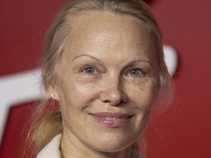 Wajah Telanjang Pamela Anderson Bikin Pangling di Fashion Awards 2023 Wajah Telanjang Pamela Anderson Bikin Pangling di Fashion Awards 2023