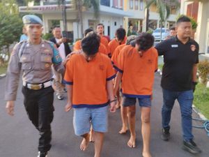 8 Orang Jadi Tersangka Pengeroyokan di Taman Sritanjung Banyuwangi 8 Orang Jadi Tersangka Pengeroyokan di Taman Sritanjung Banyuwangi