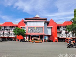 Copet Tas Bakul Sayur Sedang Salat, Pria Dihajar di Pasar Wonogiri