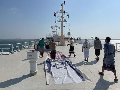 Pasukan Houthi Tur di Kapal Terkait Israel yang Berhasil Dibajak