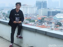 Brian Khrisna Wawancara Puluhan Orang Demi Novel Sisi Tergelap Surga