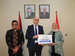 Penyerahan Donasi Kemanusiaan untuk Gaza melalui Kedubes Palestina Penyerahan Donasi Kemanusiaan untuk Gaza melalui Kedubes Palestina