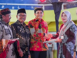 Sebar 500 Sertifikat Tanah di Banyuwangi, Wamen ATR: Bisa Tingkatkan Ekonomi