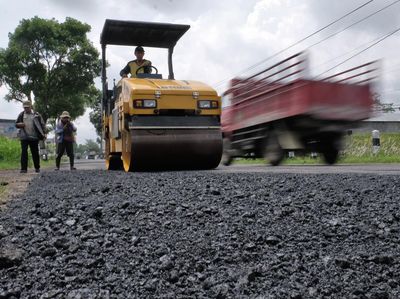 Perbaikan Jalan Jelang Nataru Terus Dikebut