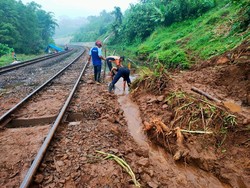 Rel Banyumas Masih Dibersihkan Usai Kena Longsor, 20 KA Sempat Terlambat