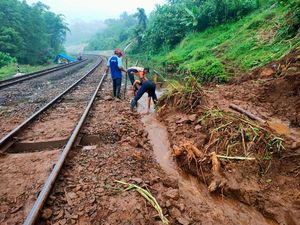 Rel Banyumas Masih Dibersihkan Usai Kena Longsor, 20 KA Sempat Terlambat Rel Banyumas Masih Dibersihkan Usai Kena Longsor, 20 KA Sempat Terlambat