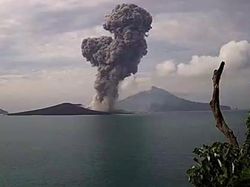 Gunung Anak Krakatau Berstatus Waspada, Warga Diminta Jaga Jarak 2 Km