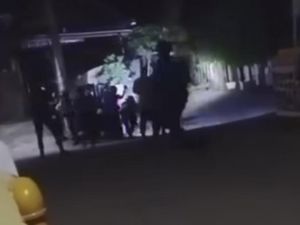 Bentrok Warga Dua Desa di Bima, Satu Orang Terkena Panah-Rumah Terbakar Bentrok Warga Dua Desa di Bima, Satu Orang Terkena Panah-Rumah Terbakar