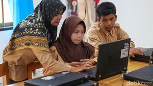 Potret Guru Perbatasan Hadapi Gelombang Laut dan Darat demi Mengajar