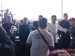 Kunjungi Pasar Oebobo, Warga Curhat ke Jokowi Tak Mampu Bayar Rumah Sakit