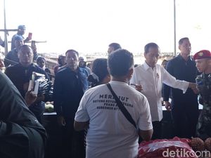 Kunjungi Pasar Oebobo, Warga Curhat ke Jokowi Tak Mampu Bayar Rumah Sakit Kunjungi Pasar Oebobo, Warga Curhat ke Jokowi Tak Mampu Bayar Rumah Sakit
