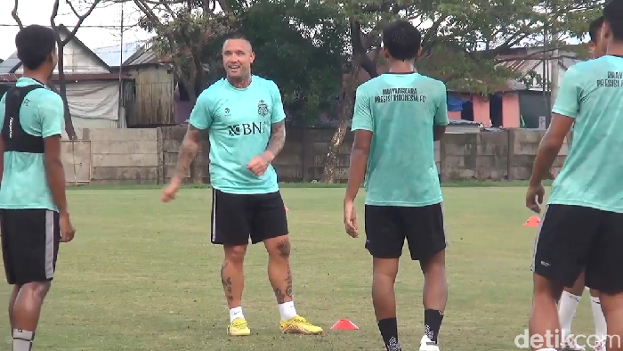 Radja Nainggolan pada sesi latihan Bhayangkara FC jelang melawan PSM Makassar.