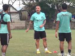 Radja Nainggolan Motivasi Anak-anak Jadi Atlet Sepakbola Berkualitas