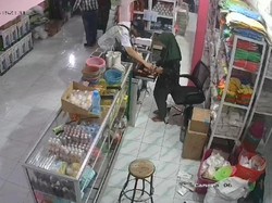 Terekam CCTV, 2 Bule Curi Rp 1,6 Juta di Toko Ngawi Bermodus Tukar Uang