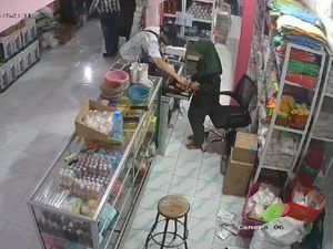 Terekam CCTV, 2 Bule Curi Rp 1,6 Juta di Toko Ngawi Bermodus Tukar Uang Terekam CCTV, 2 Bule Curi Rp 1,6 Juta di Toko Ngawi Bermodus Tukar Uang