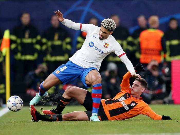 Soccer Football - Champions League - Group H - Shakhtar Donetsk v FC Barcelona - Volksparkstadion, Hamburg, Germany - November 7, 2023 FC Barcelonas Ronald Araujo in action with Shakhtar Donetsks Georgiy Sudakov REUTERS/Cathrin Mueller