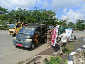 Langgar Aturan, Ratusan APK di Jalan Gubernur Bastari Ditertibkan