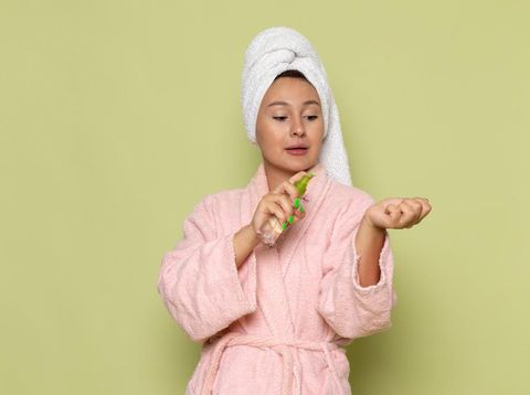 Semprot parfum setelah mandi/Foto:freepik.com/Kamranaydinov