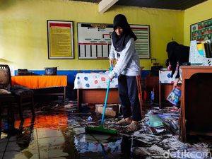 Cerita Asyifa Tunda Ujian gegara Sekolahnya Kebanjiran