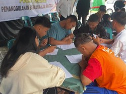 Puluhan Siswa Korban Banjir Bandang Humbahas Ujian di Tenda Brimob