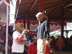 Dicurhati Petani Kulon Progo, Atikoh Catat dan Bakal Lapor ke Ganjar