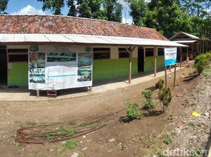 Modal Jualan Sapu Ijuk, Eks Guru Honorer di Cianjur Bangun Sekolah Gratis Modal Jualan Sapu Ijuk, Eks Guru Honorer di Cianjur Bangun Sekolah Gratis