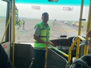 Eks Wabup Blitar dalam Pesawat Pelita Air yang Diancam Bom Eks Wabup Blitar dalam Pesawat Pelita Air yang Diancam Bom