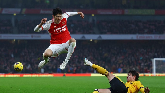 Soccer Football - Premier League - Arsenal v Wolverhampton Wanderers - Emirates Stadium, London, Britain - December 2, 2023 Arsenals Takehiro Tomiyasu Wolverhampton Wanderers Hugo Bueno REUTERS/Hannah Mckay NO USE WITH UNAUTHORIZED AUDIO, VIDEO, DATA, FIXTURE LISTS, CLUB/LEAGUE LOGOS OR LIVE SERVICES. ONLINE IN-MATCH USE LIMITED TO 45 IMAGES, NO VIDEO EMULATION. NO USE IN BETTING, GAMES OR SINGLE CLUB/LEAGUE/PLAYER PUBLICATIONS.