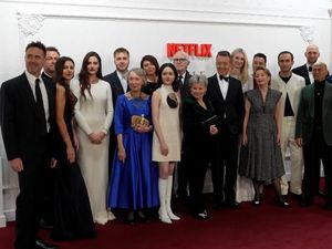 Penampilan Para Bintang The Crown di Gala Premiere Episode Terakhir Penampilan Para Bintang The Crown di Gala Premiere Episode Terakhir