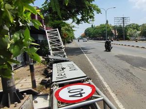 Ambruk Ditabrak Truk, Tiang Alat Pengukur Kecepatan di Pasuruan Timpa Rumah
