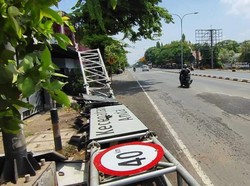 Ambruk Ditabrak Truk, Tiang Alat Pengukur Kecepatan di Pasuruan Timpa Rumah