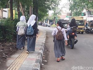 Trotoar Jalan Sancang Bandung yang Sudah Nyaman untuk Pejalan Kaki