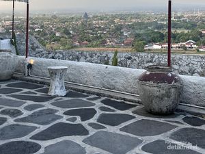 Destinasi Wisata Kuliner Ini Menghadap Candi Prambanan dan Gunung Merapi