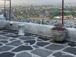Destinasi Wisata Kuliner Ini Menghadap Candi Prambanan dan Gunung Merapi