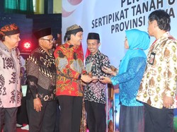 Wamen ATR/BPN Serahkan 500 Sertifikat PTSL di Banyuwangi