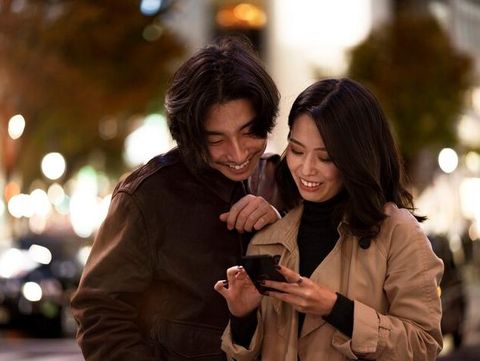 Cinta bisa diwujudkan dalam kata-kata atau tindakan yang bisa menghibur orang lain, membantu orang lain, atau se-simpel hadir untuk bersama orang yang dicintai.