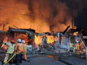 6 Unit Ruko Barang Antik di Jalan Padmosusastro Ludes Terbakar 6 Unit Ruko Barang Antik di Jalan Padmosusastro Ludes Terbakar