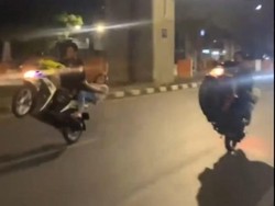 Heboh Video Aksi Freestyle 2 Pemotor di Makassar
