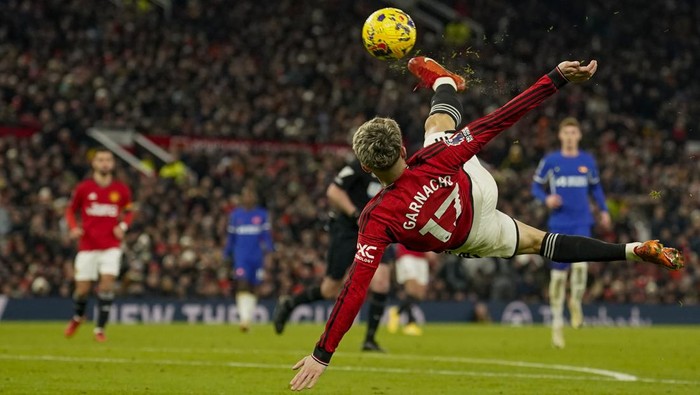 Manchester Uniteds Alejandro Garnacho kicks the ball during the English Premier League soccer match between Manchester United and Chelsea at Old Trafford stadium in Manchester, England, Wednesday, Dec. 6, 2023. (AP Photo/Dave Thompson)