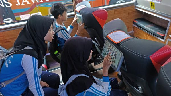 Antusias Anak-anak Sekolah Kunjungi Pameran Bus di Magelang