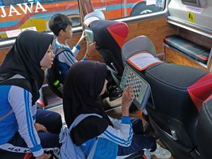 Antusias Anak-anak Sekolah Kunjungi Pameran Bus di Magelang Antusias Anak-anak Sekolah Kunjungi Pameran Bus di Magelang