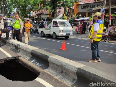 Penampakan Aspal Jalan Bandung Kota Malang Ambles
