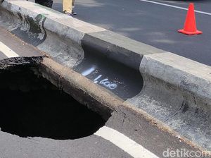Penampakan Lubang Menganga di Jalanan Kota Malang Penampakan Lubang Menganga di Jalanan Kota Malang